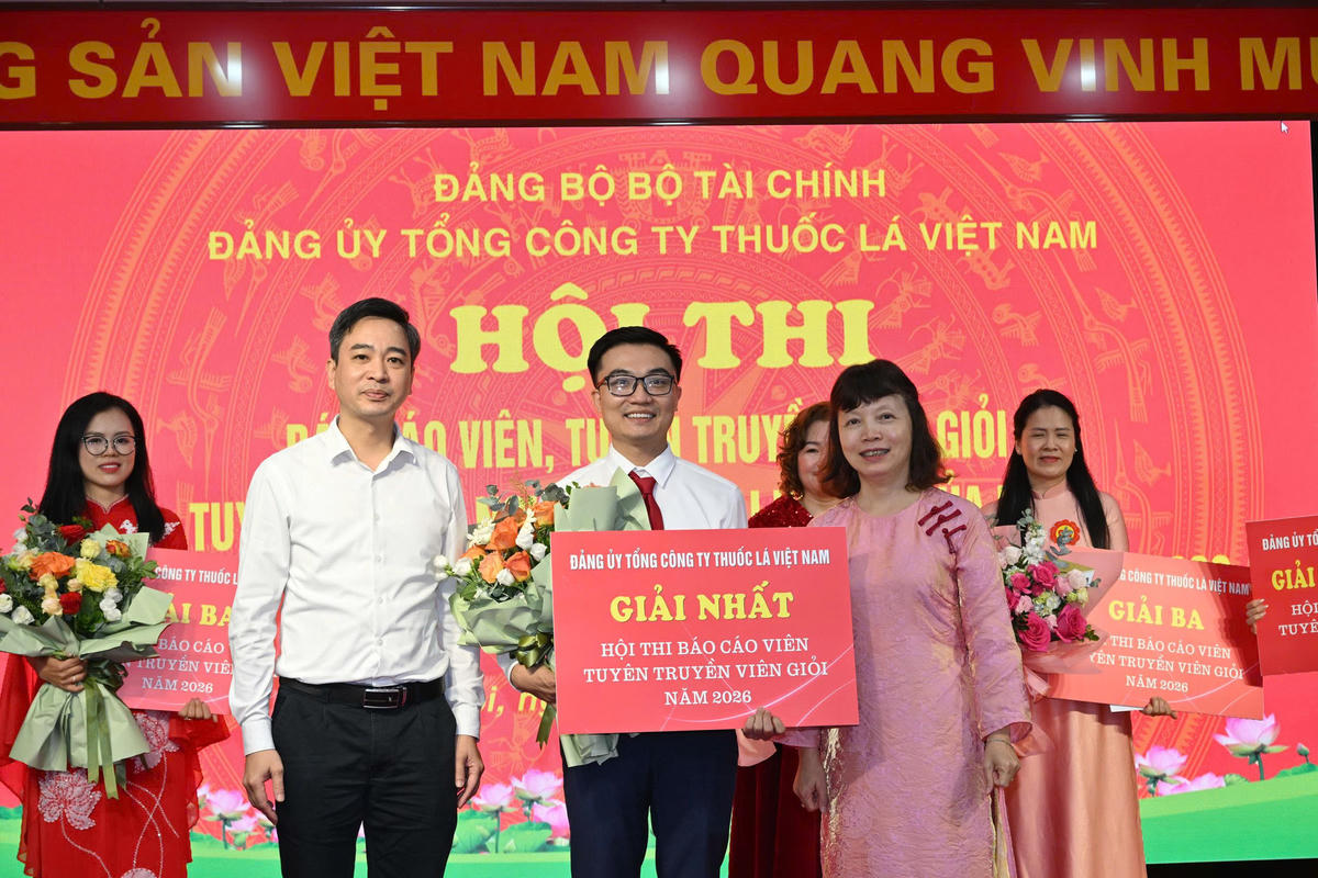  Giải Nhất được trao cho đồng chí Hồ Anh Tùng – Đảng ủy Công ty Thuốc lá Thăng Long  