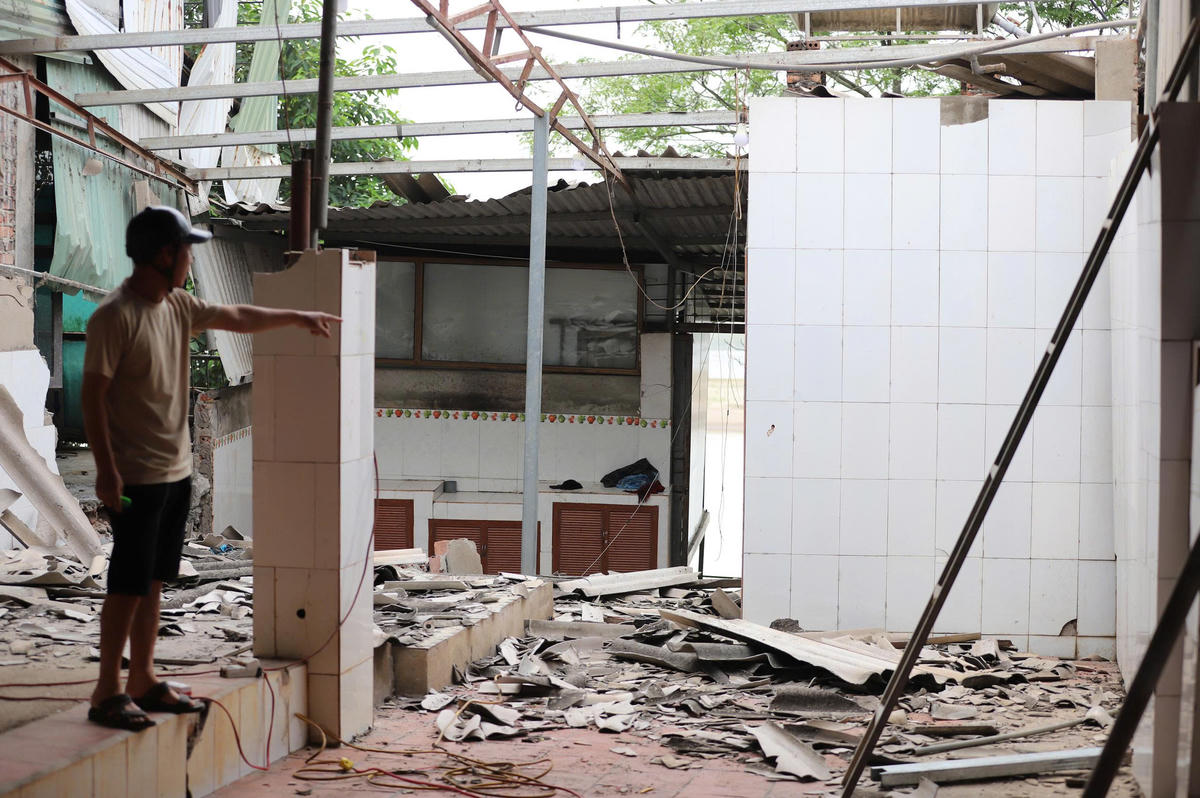 Nhà cửa người dân nứt toác, hư hỏng nặng do sự cố sụt lún dọc đê tả sông Thao. Ảnh: Đ.A.