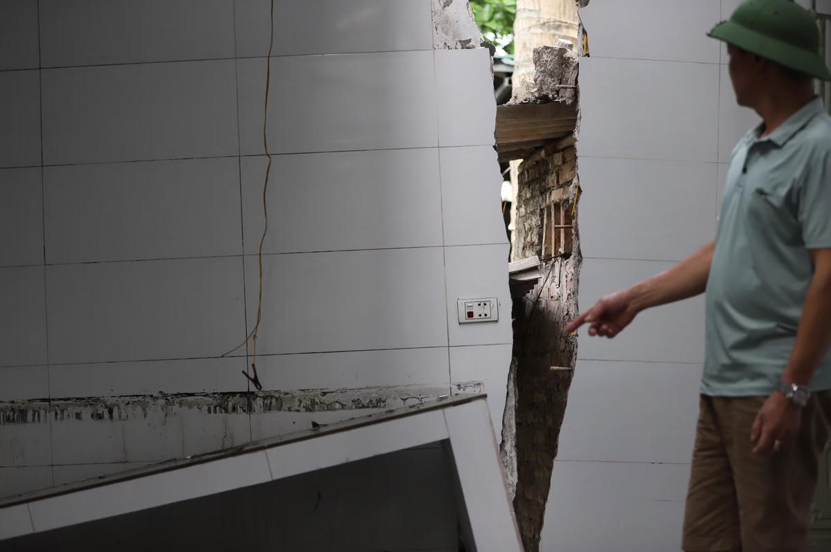 Vết nứt một nhà dân nhanh chóng lan rộng, nguy cơ đổ sập. Ảnh: Đ.A.