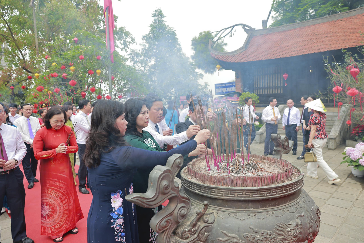 Dâng hương Tổ Mẫu Âu Cơ. Ảnh: T.D.