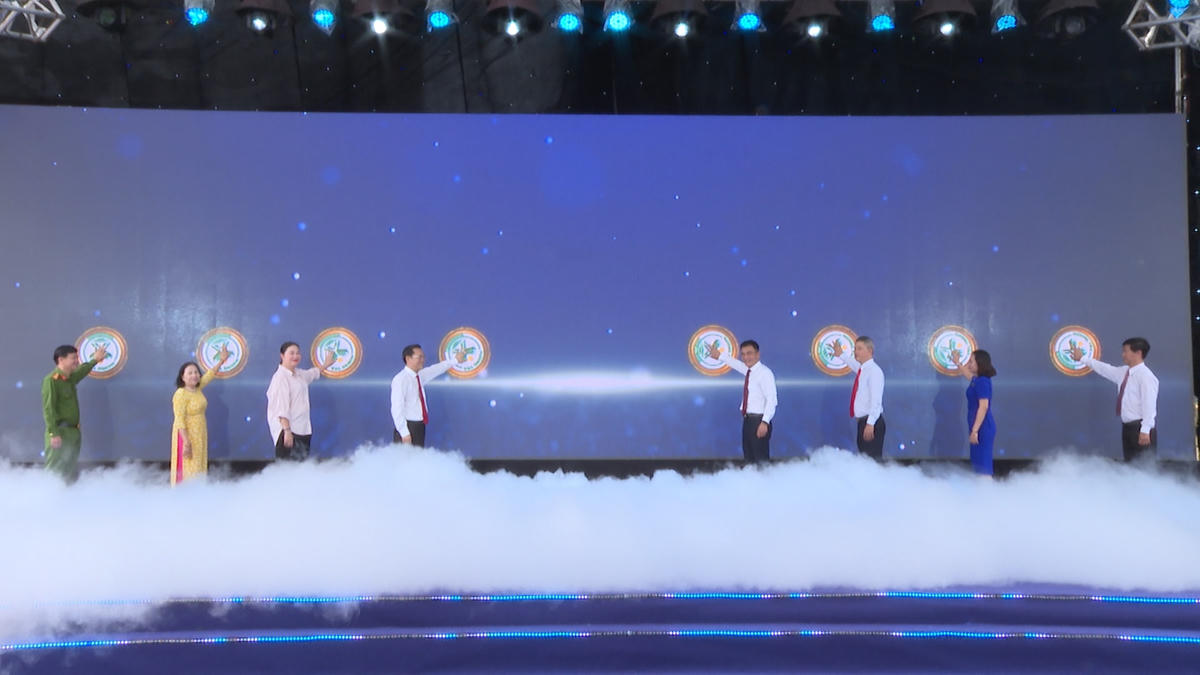 L&atilde;nh đạo phường Hương Tr&agrave; nhấn n&uacute;t hưởng ứng Ng&agrave;y hội chuyển đổi số. Ảnh: CV.