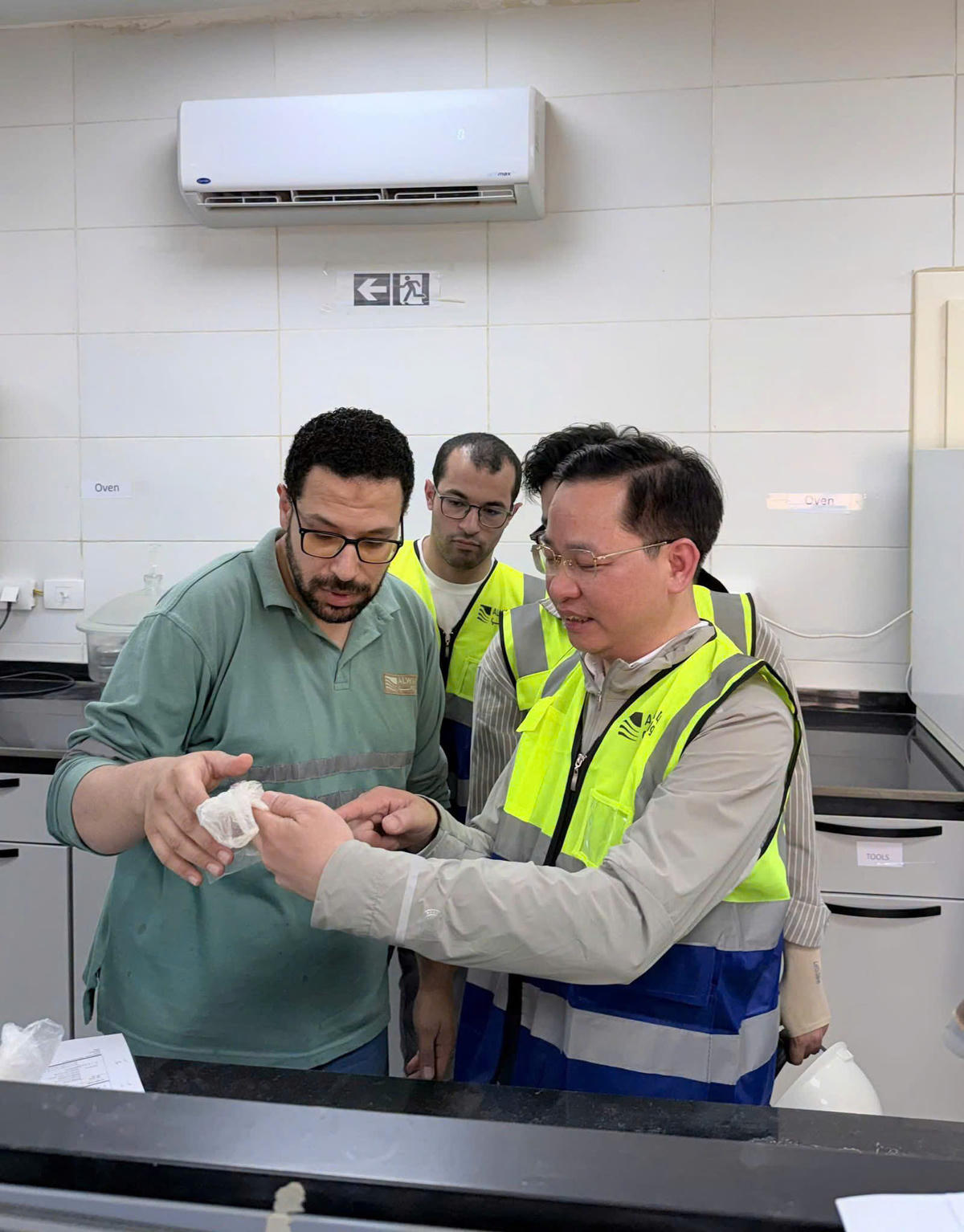 Tổng Giám đốc Nguyễn Hữu Tú và đoàn công tác thăm phòng thí nghiệm và mỏ apatit của Kayan