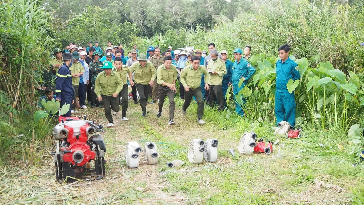 Lực lượng chức năng duy trì trực 24/24, thường xuyên rèn luyện thao tác sẵn sàng ứng phó với tình huống cháy xảy ra. Ảnh: CTV