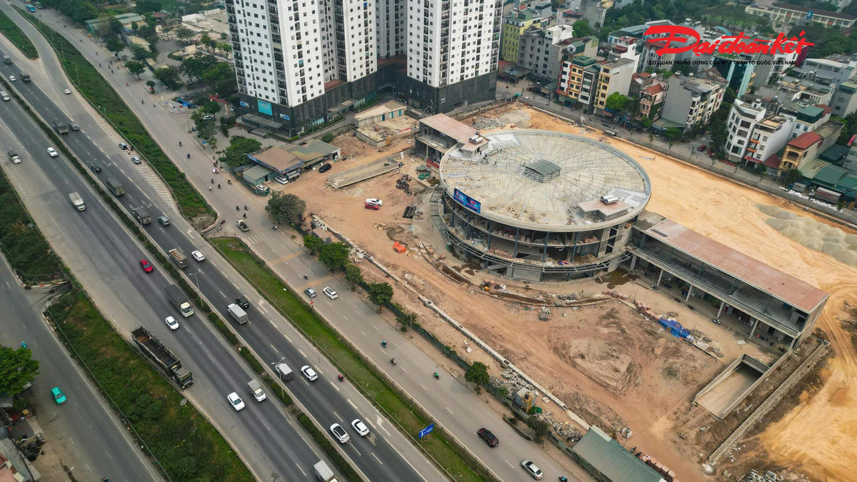 Theo ghi nhận của PV Báo Đại đoàn kết, những hạng mục chính của bến xe đang được gấp rút hoàn thiện. Khu điều hành, bãi đỗ xe, hệ thống hạ tầng kỹ thuật và các công trình phụ trợ đã cơ bản thành hình, tạo nên một tổng thể đồng bộ, đáp ứng nhu cầu khai thác vận tải hành khách liên tỉnh trong tương lai.