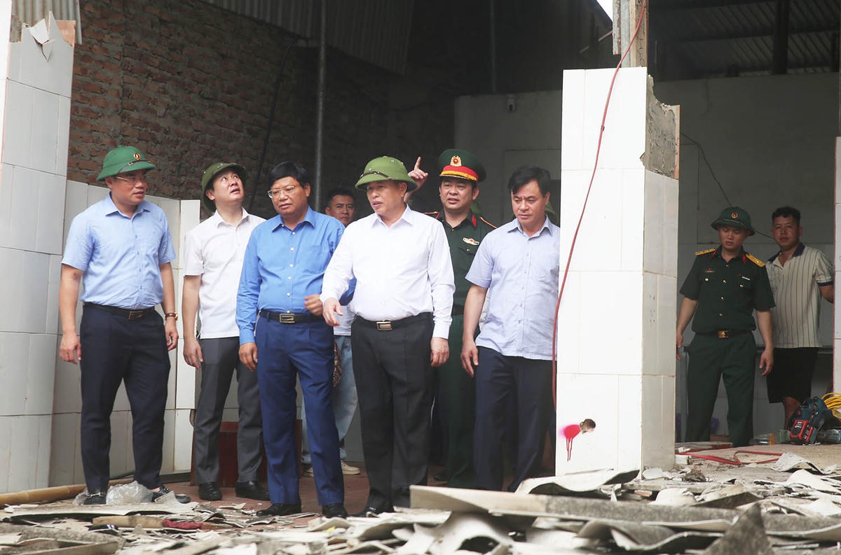 Lãnh đạo UBND tỉnh Phú Thọ kiểm tra hiện trường vụ sụt lún đê tả sông Thao ở phường Phong Châu. Ảnh: Thanh Hòa.