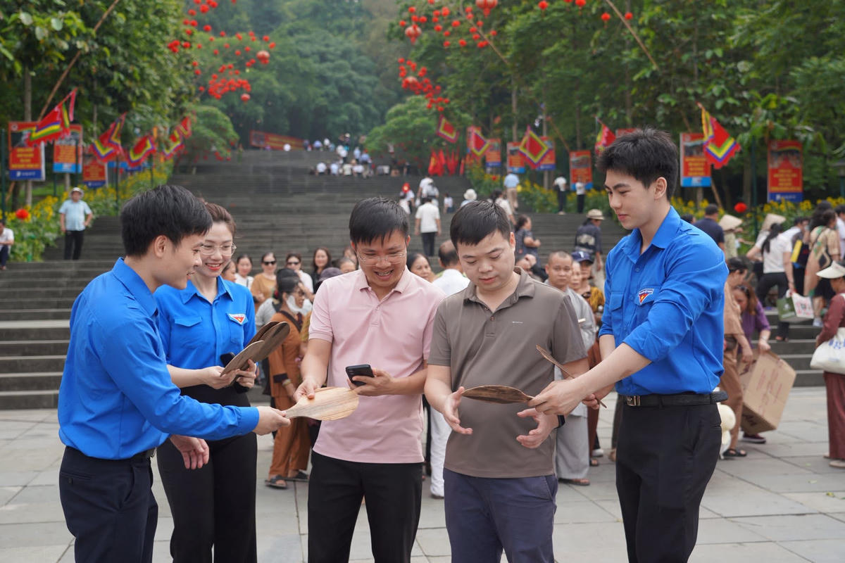 Hướng dẫn du khách tiếp cận thông tin Lễ hội. Ảnh: TD.