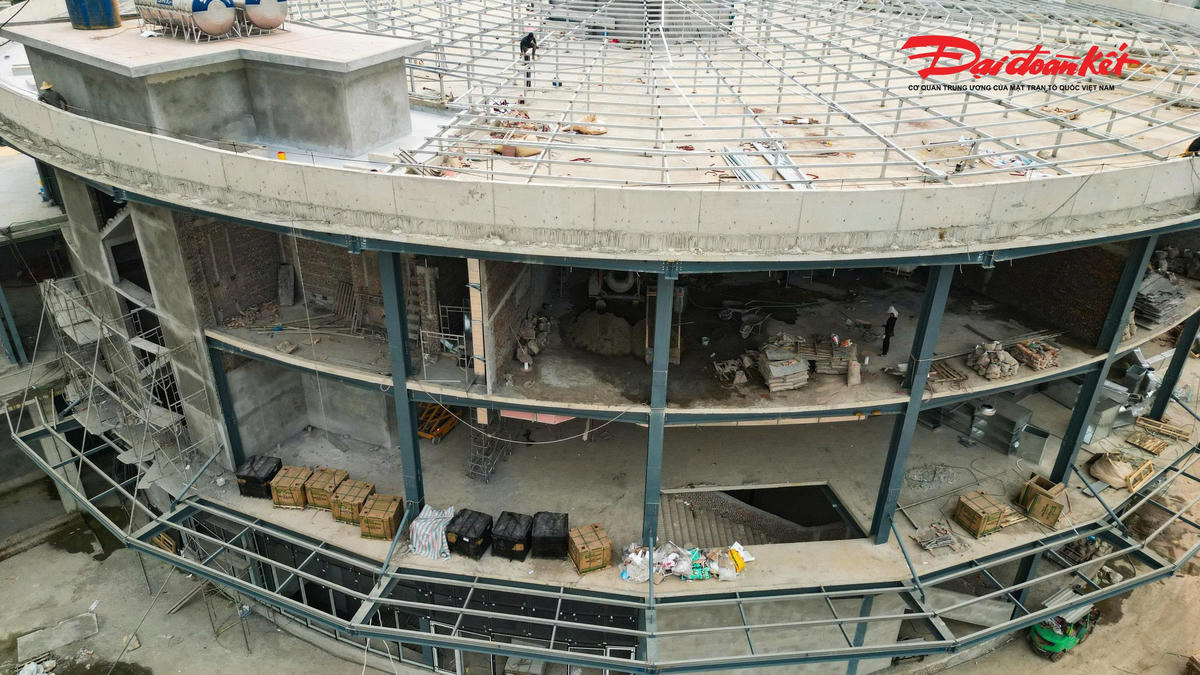 Điểm đáng chú ý của Bến xe Yên Sở là khu tầng hầm rộng khoảng 5.000 m2, được thiết kế làm bãi đỗ xe trong tổ hợp công trình gồm 3 tầng nổi và 1 tầng hầm. Cách tổ chức không gian này tạo nên sự khác biệt so với nhiều bến xe hiện hữu, đồng thời nâng cao khả năng khai thác và tối ưu diện tích sử dụng.