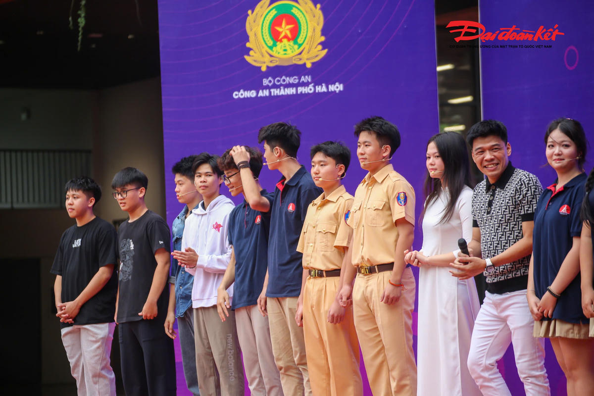 Em Nguyễn Mạnh Hưng, học sinh lớp 11B2, để lại ấn tượng khi hóa thân thành chiến sĩ Cảnh sát giao thông. Dù lần đầu đứng trên sân khấu lớn, Hưng vẫn thể hiện sự tự tin và trách nhiệm. Em cho biết, việc sinh trưởng trong gia đình có truyền thống ngành Công an giúp mình có thêm sự thấu hiểu để thể hiện vai diễn chân thực.