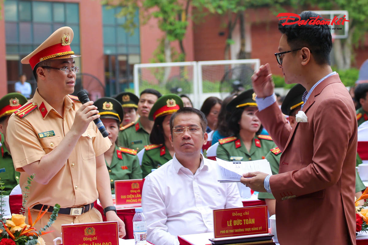 Theo Trung tá Đào Việt Long, Phó trưởng Phòng CSGT CATP Hà Nội, trong năm học 2025–2026, đơn vị đã triển khai nhiều giải pháp bảo đảm trật tự an toàn giao thông, trong đó công tác tuyên truyền được xác định là nhiệm vụ trọng tâm. Việc “sân khấu hóa” nội dung pháp luật là điểm mới, phù hợp với tâm lý lứa tuổi học sinh.