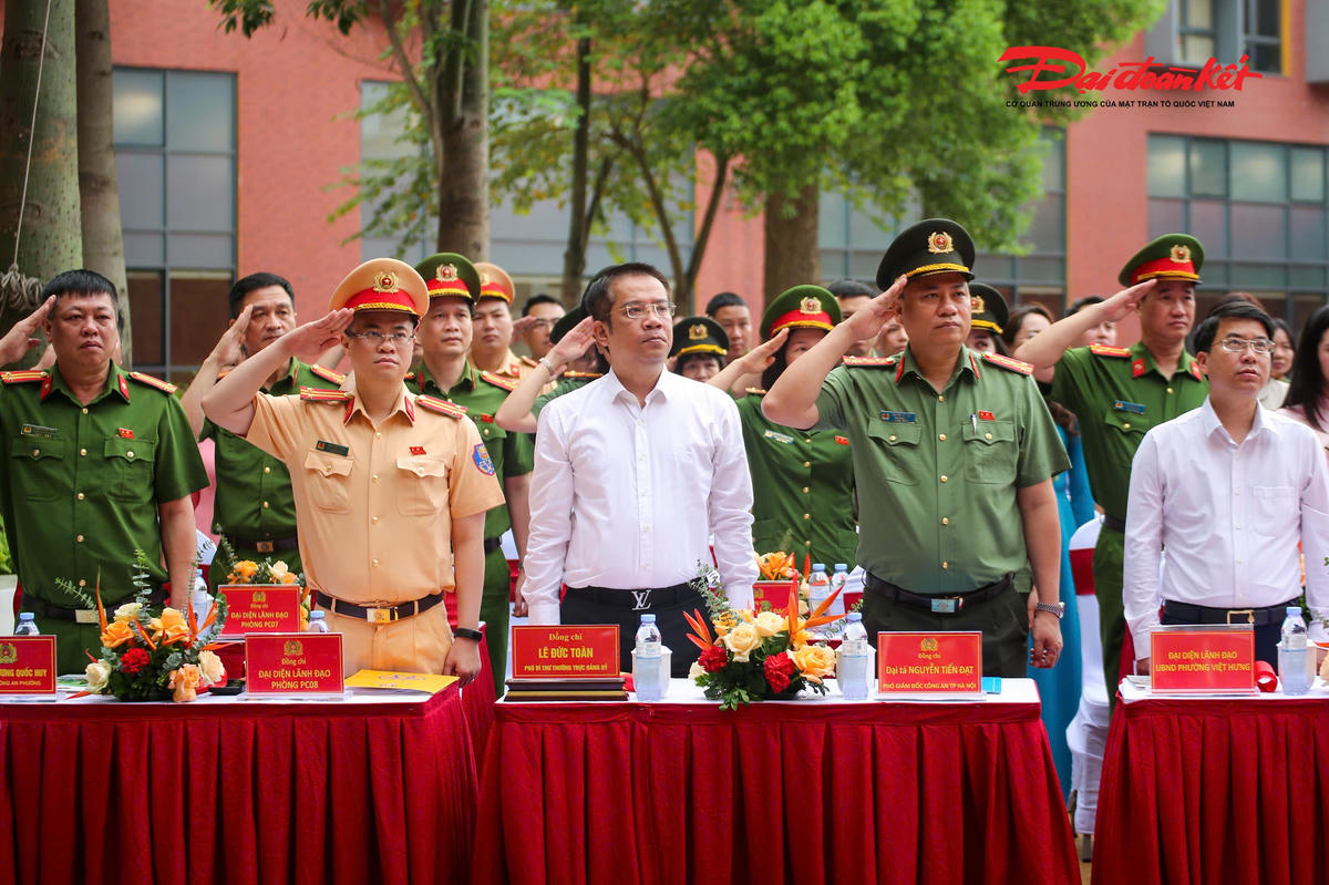 Tại điểm cầu Trường THCS – THPT Marie Curie Long Biên (phường Việt Hưng), chương trình có sự tham dự của Phó Giám đốc CATP Hà Nội, Đại tá Nguyễn Tiến Đạt; Phó Bí thư Thường trực phường Việt Hưng Lê Đức Toàn cùng đông đảo giáo viên, học sinh nhà trường. Không khí buổi học trở nên sinh động nhờ cách tiếp cận sáng tạo, gần gũi.