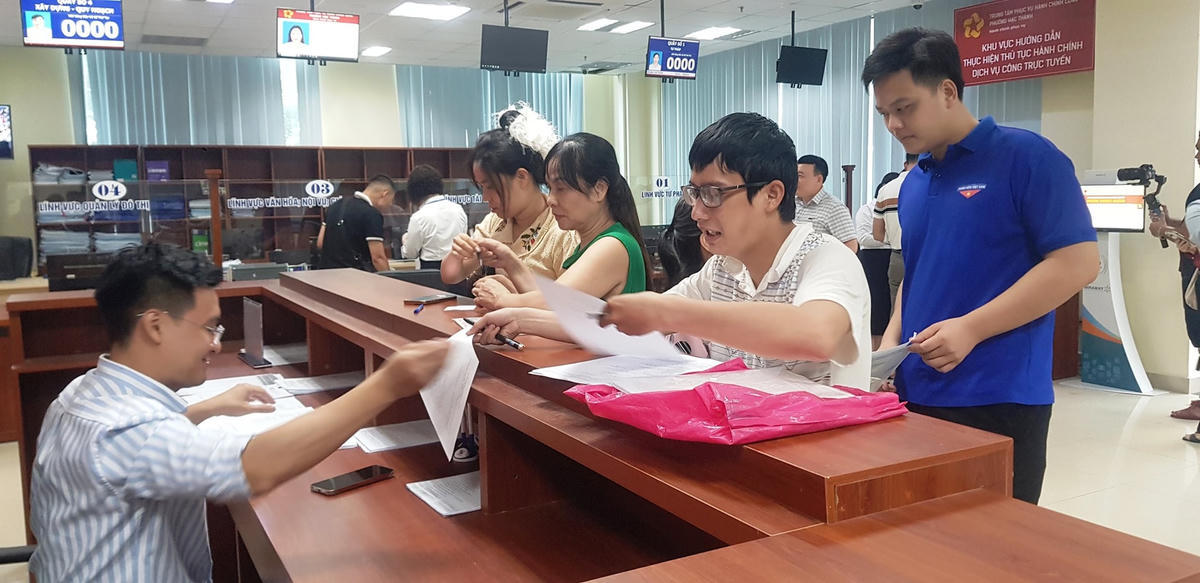Đoàn viên thanh niên tỉnh Thanh Hóa ứng dụng công nghệ số, hỗ trợ người dân làm thủ tục hành chính tại phường Hạc Thành. Ảnh: Nguyễn Chung