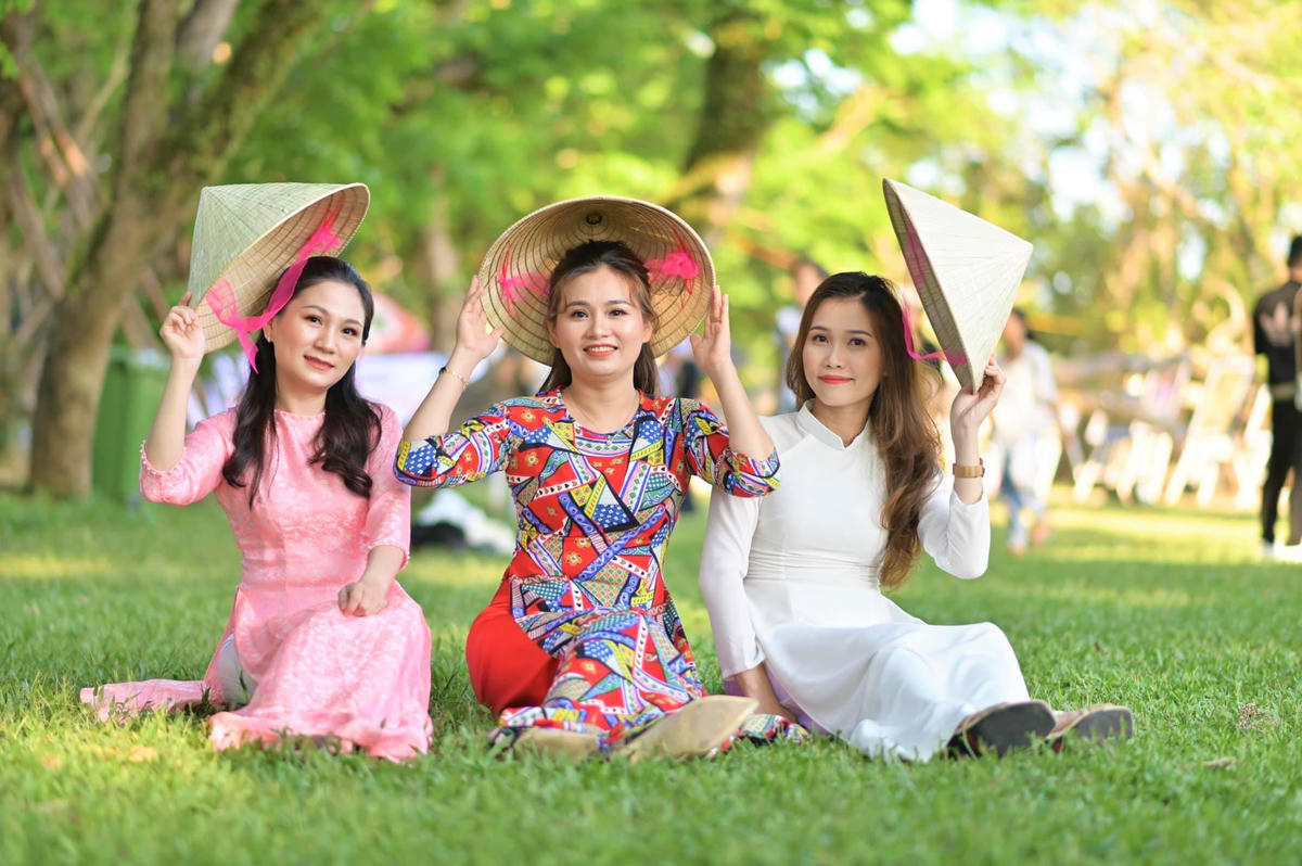 Những thiếu nữ check in ở vườn sưa, phường Hương Trà. Ảnh: Chí Đại.