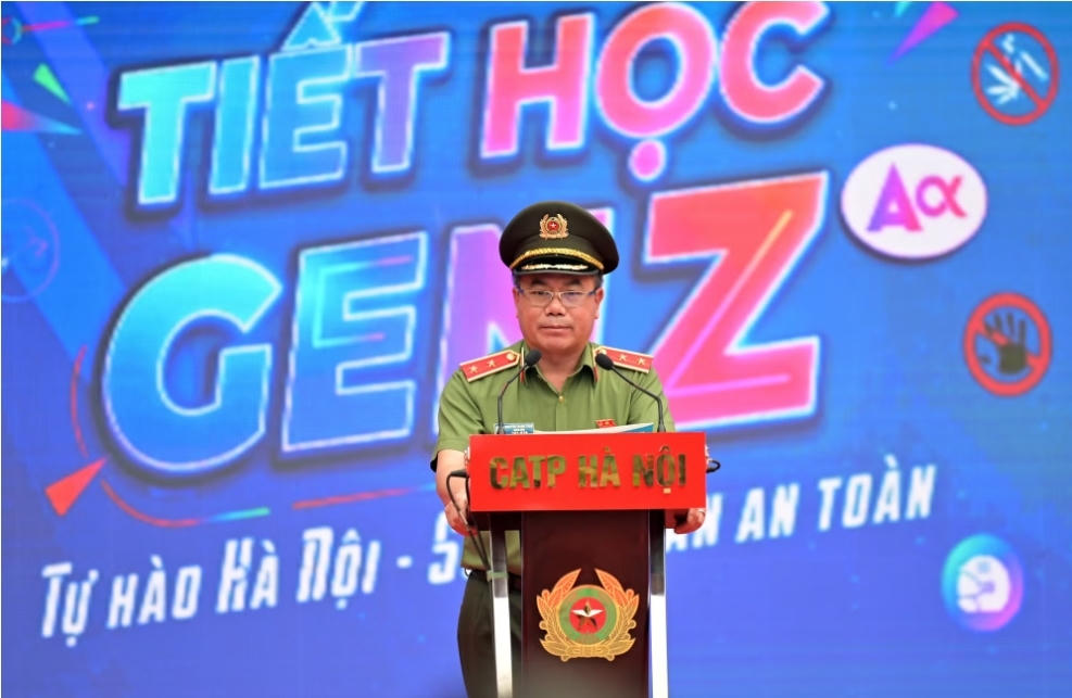 Trung tướng Nguyễn Thanh Tùng, Giám đốc Công an TP Hà Nội chia sẻ với đông đảo học sinh tại chương trình.