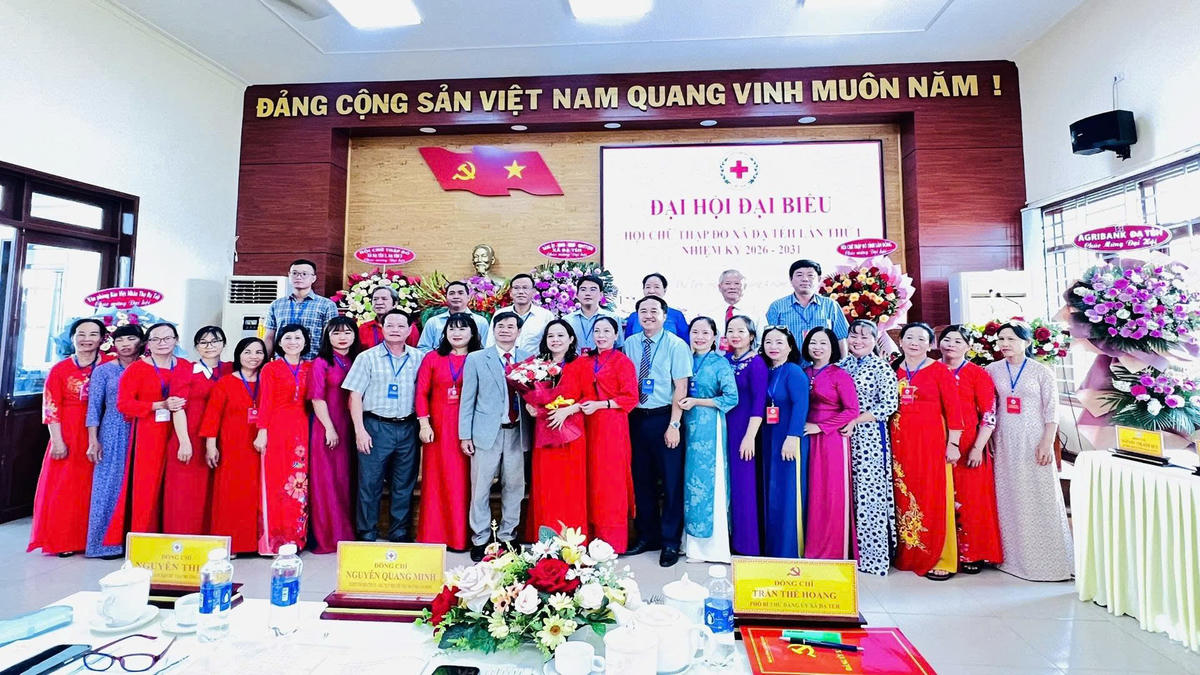 Ban Chấp hành Hội Chữ thập đỏ xã Đạ Tẻh nhiệm kỳ 2026 - 2031 ra mắt Đại hội và chụp ảnh lưu niệm cùng các đại biểu. Ảnh: Đ.L