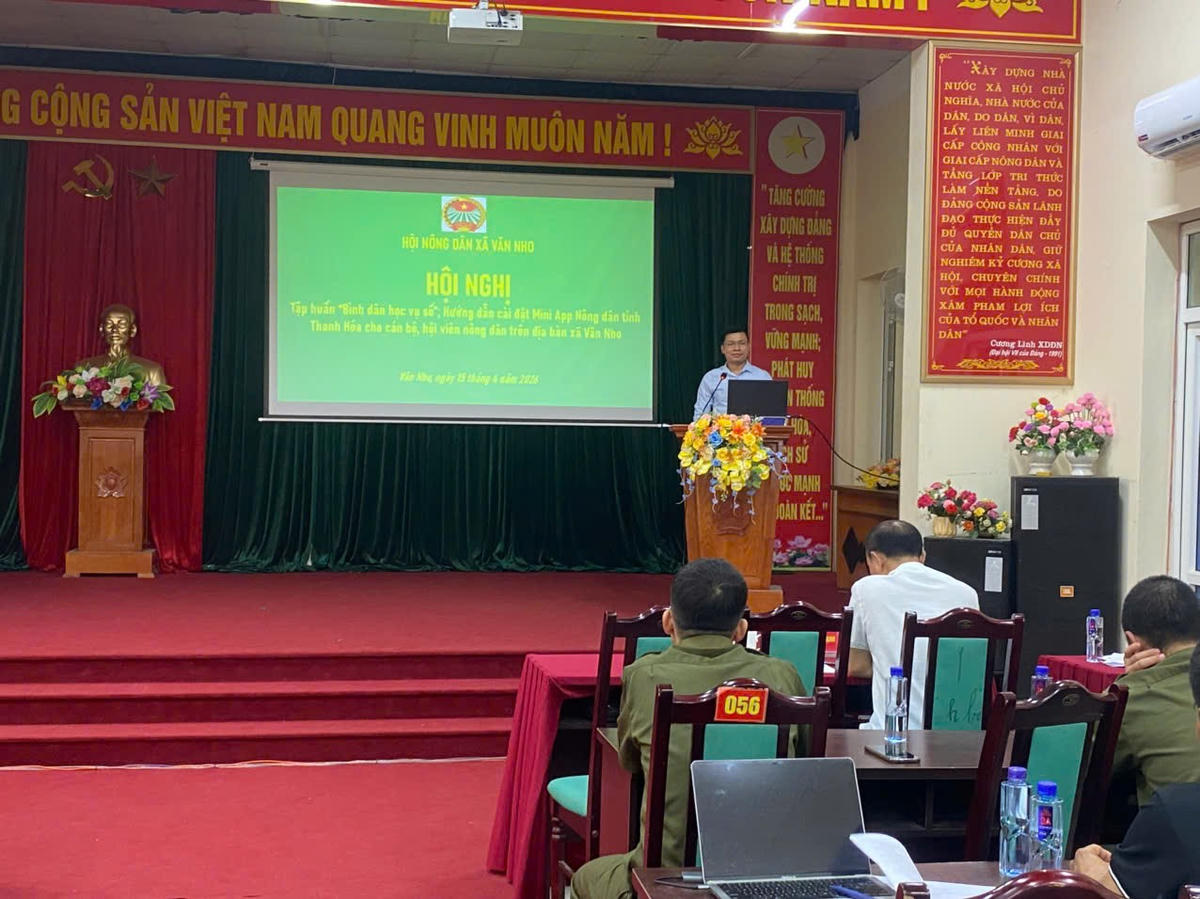Hội Nông dân xã Văn Nho tổ chức hội nghị tập huấn cho hội viên với chủ đề bình dân học vụ số và hướng dẫn cài đặt, sử dụng mini app. Ảnh: Đình Minh