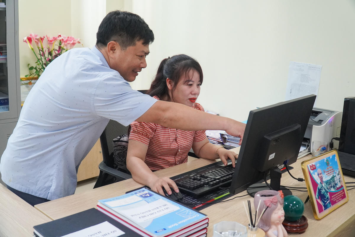 Cán bộ Văn phòng Ủy ban MTTQ phường Hạc Thành xử lý các văn bản trên môi trường điện tử. Ảnh: Đình Minh
