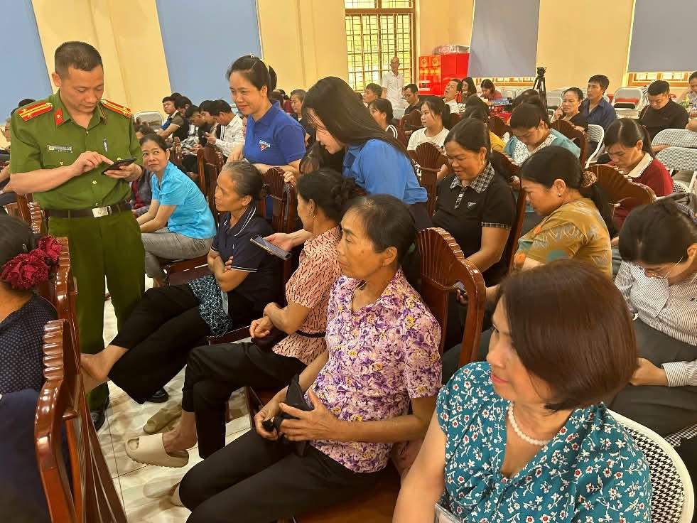 Hơn 300 người dân tham gia tập huấn chuyển đổi số tại xã Tuấn Sơn.