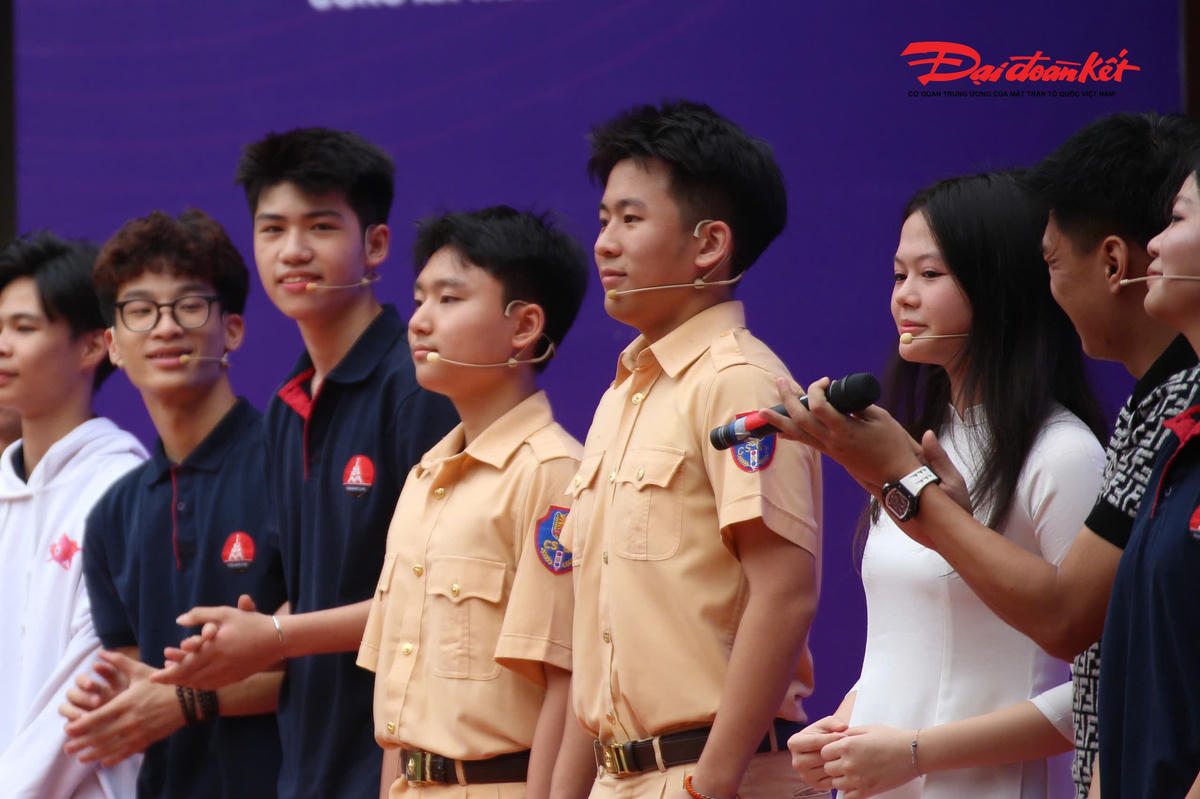 “Được trực tiếp tham gia tiểu phẩm giúp em hiểu rõ hơn về pháp luật và công việc của bố mẹ, từ đó ý thức hơn khi tham gia giao thông”, Hưng chia sẻ.