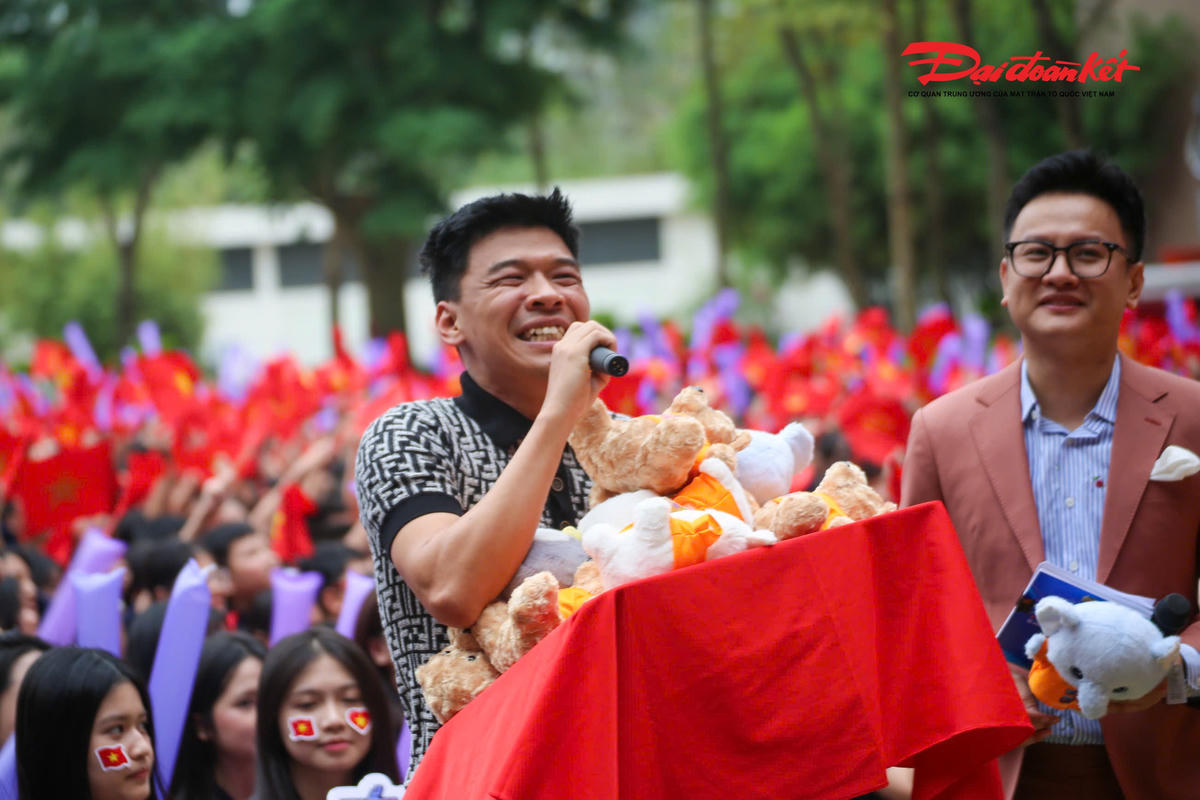 Không chỉ học sinh, nghệ sĩ Trung “ruồi” cũng đánh giá cao mô hình tuyên truyền này. Theo anh, việc kết hợp nghệ thuật với sự tham gia của lực lượng chức năng giúp học sinh tiếp nhận kiến thức một cách tự nhiên, tránh tình trạng “học trước quên sau”. Những trải nghiệm trực tiếp trên sân khấu và các tình huống thực tế góp phần hình thành ý thức kỷ luật, nền tảng để trở thành công dân hiểu biết pháp luật.