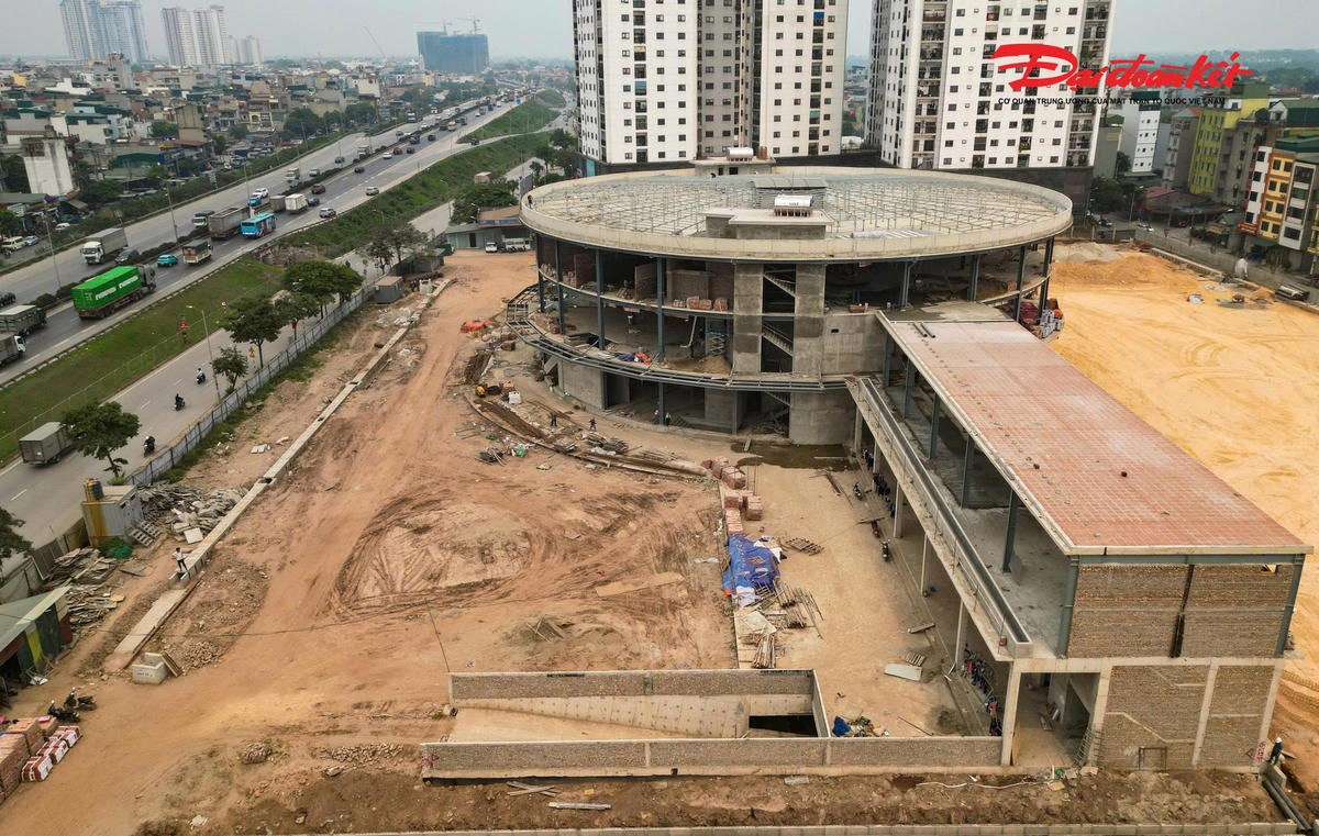 Bến xe Yên Sở nằm tại vị trí thuận lợi kết nối các trục giao thông huyết mạch phía Nam như vành đai 3, cao tốc Pháp Vân - Cầu Giẽ. Đây là lợi thế lớn giúp phân luồng phương tiện từ xa, hạn chế tình trạng xe khách đi sâu vào nội đô, từ đó giảm ùn tắc và áp lực lên hạ tầng giao thông khu vực trung tâm.