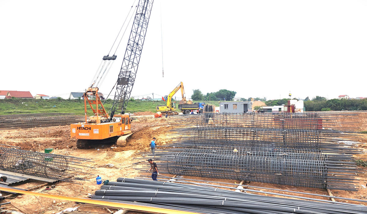 Công trường thi công Dự án xây dựng đường Vành đai 4- Vùng Thủ đô đoạn qua xã Mê Linh (TP Hà Nội). Ảnh: K.H.