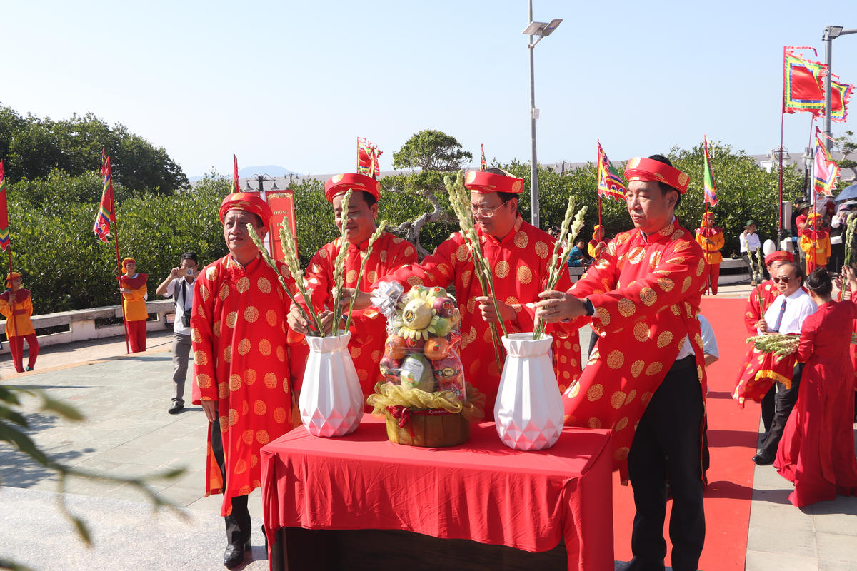 Các nghi lễ được tổ chức trang trọng, không chỉ thể hiện lòng thành kính đối với tổ tiên mà còn góp phần lan tỏa giá trị văn hóa truyền thống, củng cố tinh thần đại đoàn kết toàn dân tộc trong bối cảnh phát triển mới. Ảnh: Nguyên Du