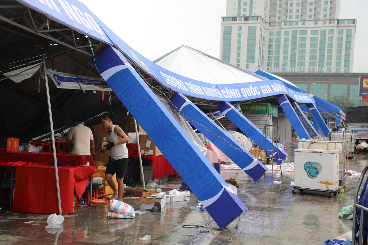 Tiểu thương Hội chợ Hùng Vương bị thiệt hại sau mưa giông