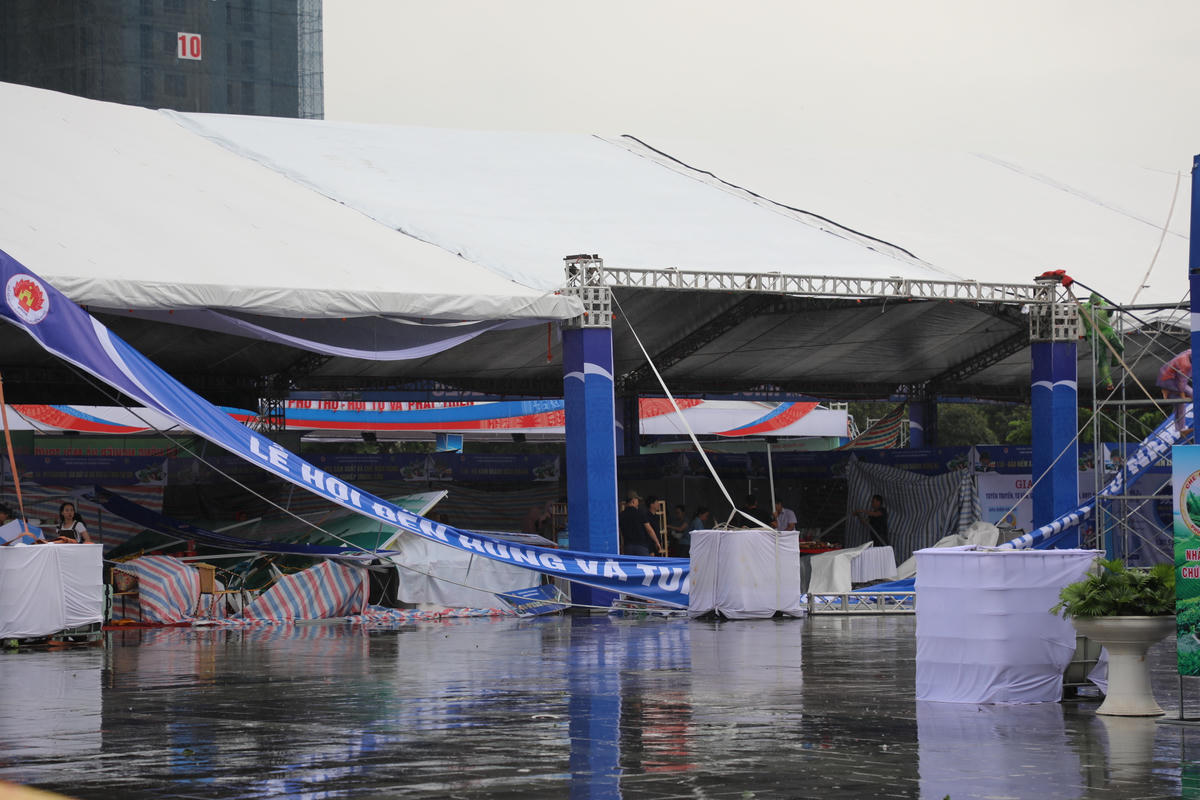 Tiểu thương Hội chợ Hùng Vương bị thiệt hại sau mưa giông