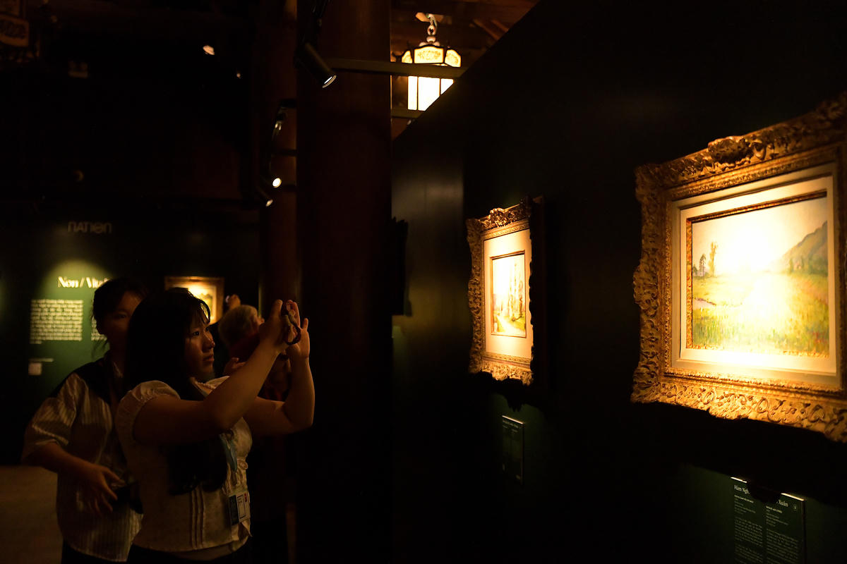 Bạn trẻ tham quan triển lãm.