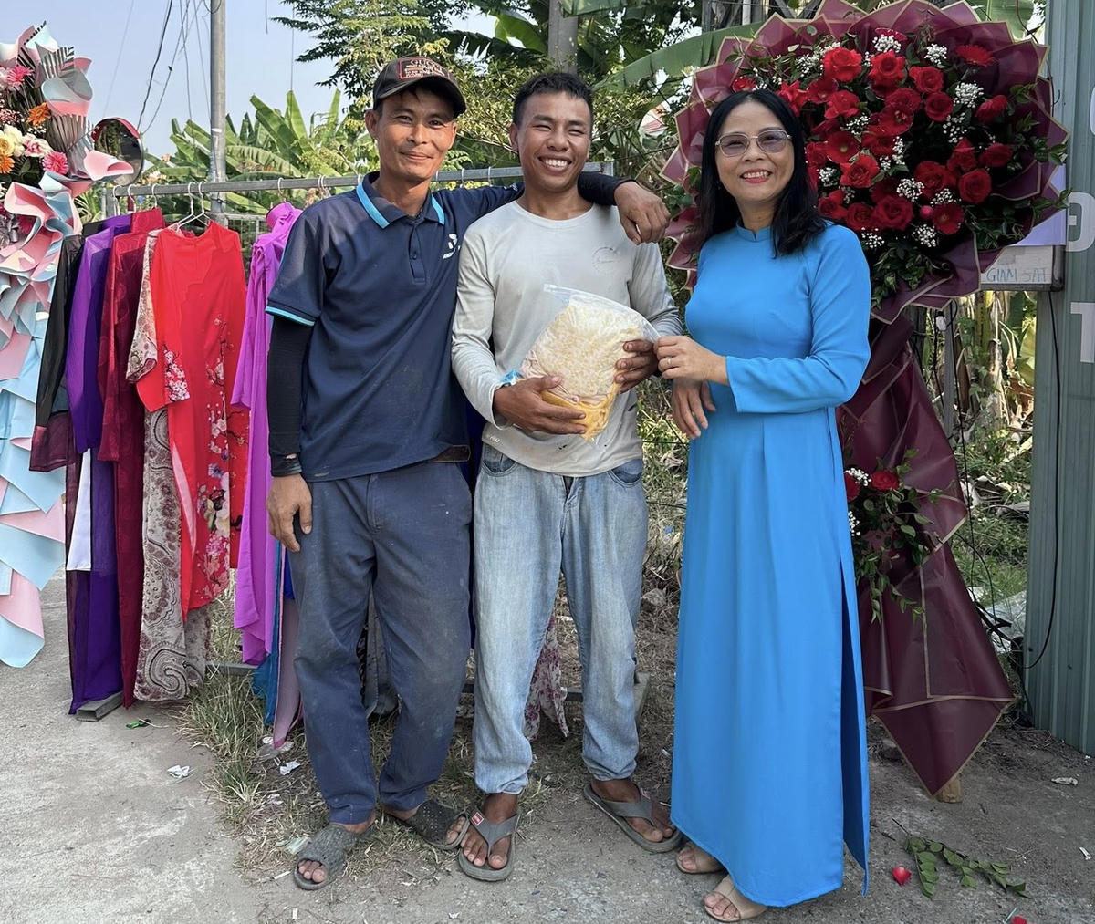 Đà Nẵng: Chị em phụ nữ hào hứng chọn áo dài ở gian hàng 0 đồng