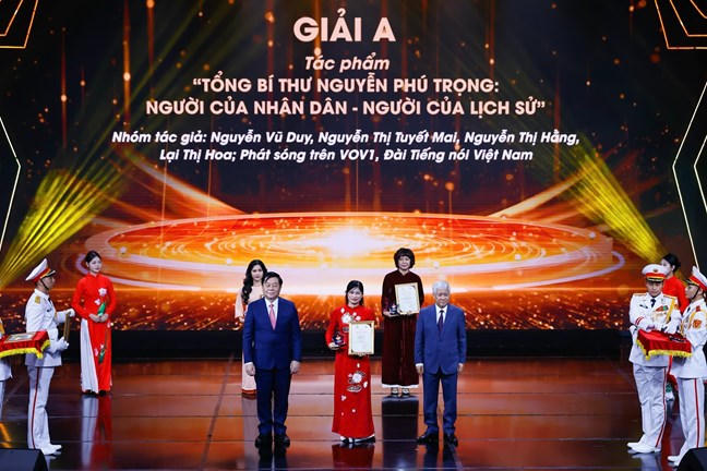 Trao giải cho các tác giả đoạt giải tại Giải báo chí “Vì sự nghiệp Đại đoàn kết toàn dân tộc” lần thứ XVI, năm 2023 - 2024