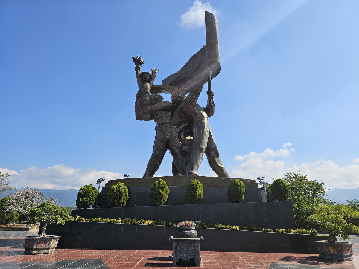Tượng đài chiến thắng Điện Biên Phủ. Ảnh: T.H