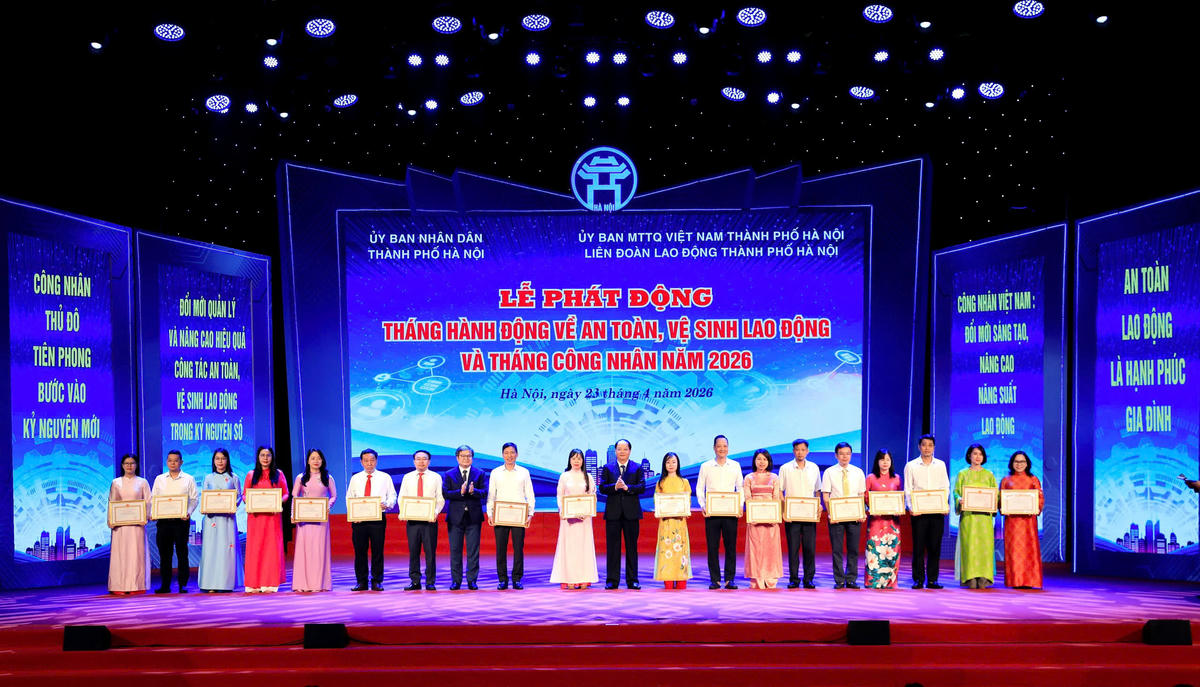 Lãnh đạo thành phố Hà Nội khen thưởng các tập thể và cá nhân có thành tích trong công tác an toàn, vệ sinh lao động. Ảnh: Hải Hà
