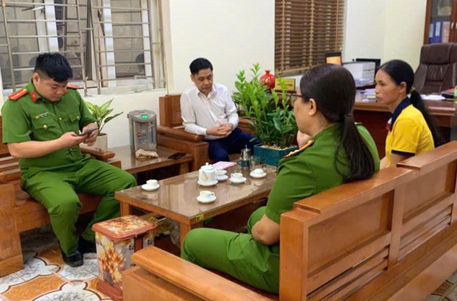 Chị Vàng Thị Vụ (áo vàng) được lực lượng công an và cán bộ ngân hàng động viên, giải thích về hành vi lừa đảo của các đối tượng.