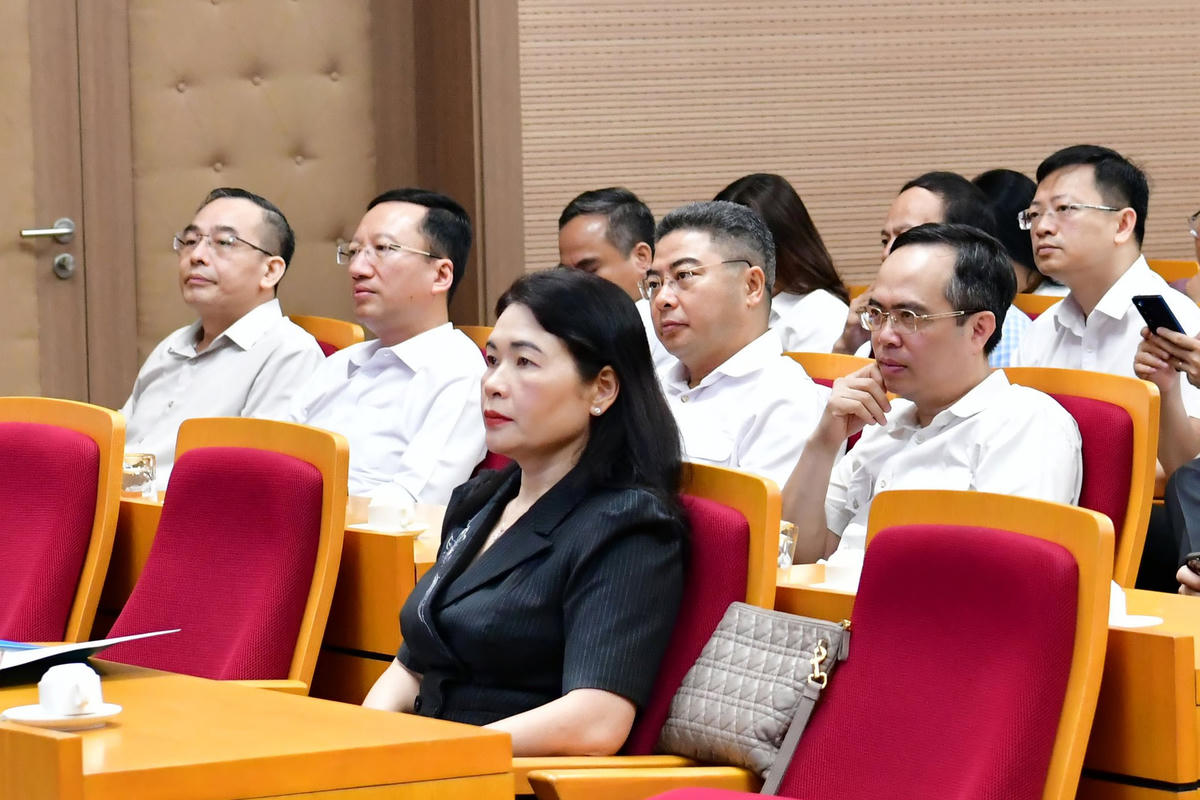 Ủy viên Ban Chấp hành Đảng bộ Quốc hội, Phó Bí thư Đảng ủy, Phó Tổng Kiểm toán nhà nước Hà Thị Mỹ Dung cùng các đại biểu của Đảng bộ KTNN dự trực tuyến Hội nghị toàn quốc nghiên cứu, học tập, quán triệt và triển khai thực hiện Nghị quyết Hội nghị lần thứ Hai Ban Chấp hành Trung ương Đảng khóa XIV. Ảnh: M. Thúy