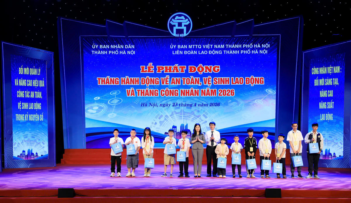 Bà Trần Thị Phương Hoa, Phó Chủ tịch Ủy ban MTTQ Việt Nam thành phố Hà Nội&nbsp; trao quà tặng tới con công nhân có hoàn cảnh khó khăn. Ảnh: Hải Hà