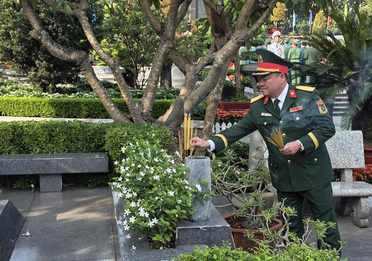 Đoàn đại biểu Quân khu 7 viếng Nghĩa trang liệt sĩ TP Hồ Chí Minh