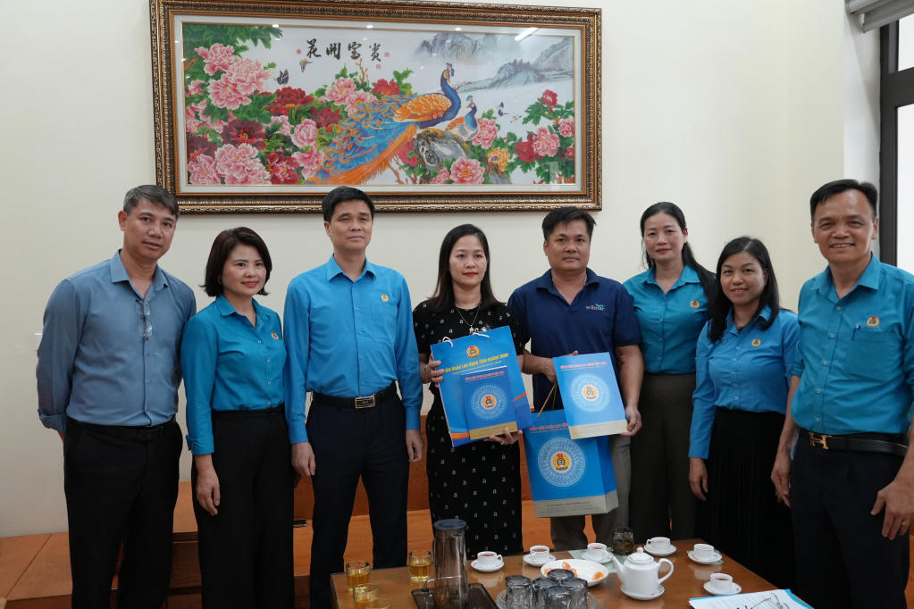 Đoàn công tác tặng quà cho gia đình anh Lê Đức Trung (khu 2A, phường Cao Xanh). Ảnh: QMG.