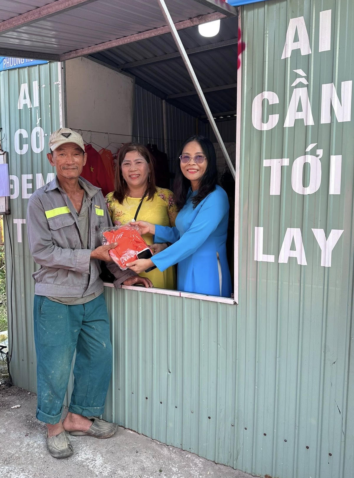 Đà Nẵng: Chị em phụ nữ hào hứng chọn áo dài ở gian hàng 0 đồng