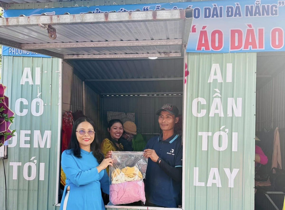 Đà Nẵng: Chị em phụ nữ hào hứng chọn áo dài ở gian hàng 0 đồng