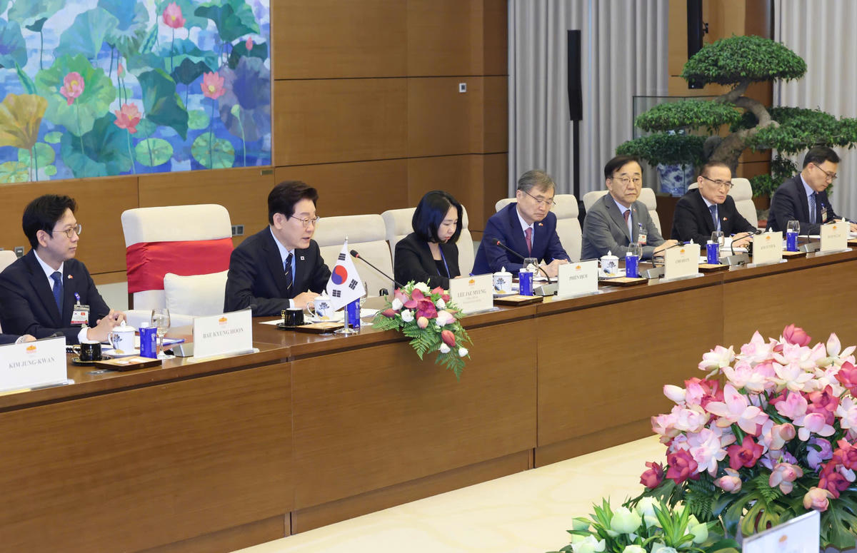 Tổng thống Lee Jae Myung khẳng định Hàn Quốc sẽ theo đuổi hợp tác toàn diện với Việt Nam từ các lĩnh vực cơ sở hạ tầng, vận tải, năng lượng đến các lĩnh vực công nghiệp tương lai - Ảnh: VGP/Nhật Bắc