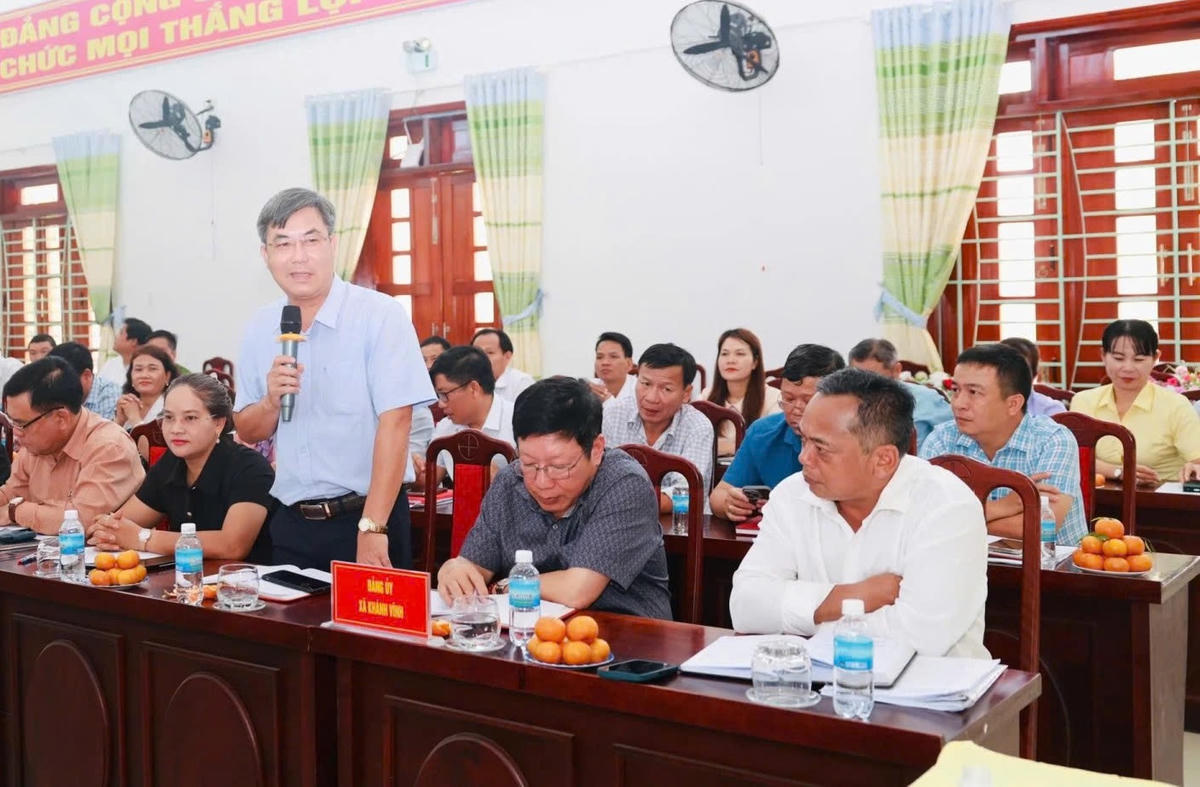 Lãnh đạo các xã kiến nghị tại buổi làm việc.