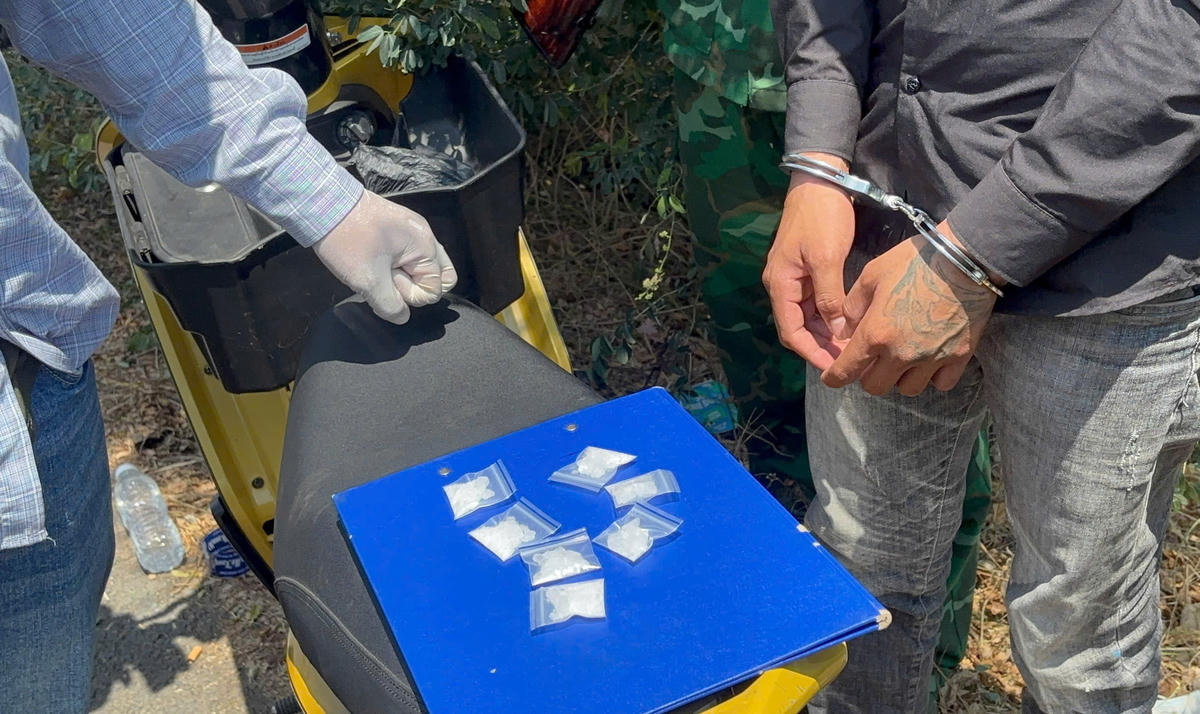 Đối tượng H. cùng tang vật. (Ảnh: Trần Giỏi).