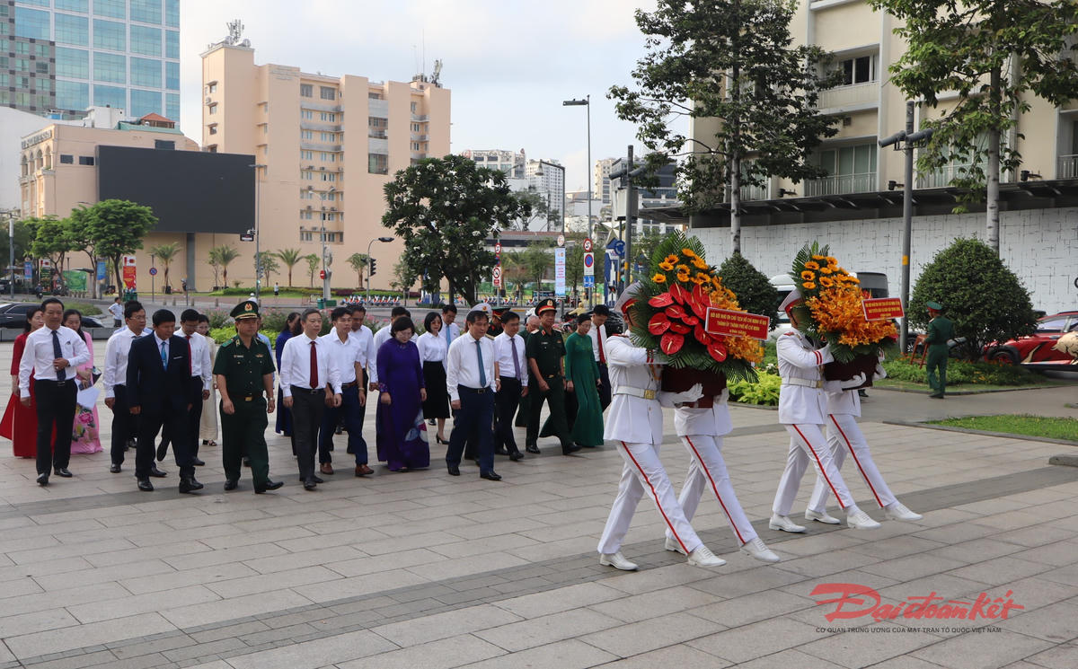 Đoàn đại biểu Trung ương và TP Hồ Chí Minh dâng hương tưởng niệm Chủ tịch Hồ Chí Minh