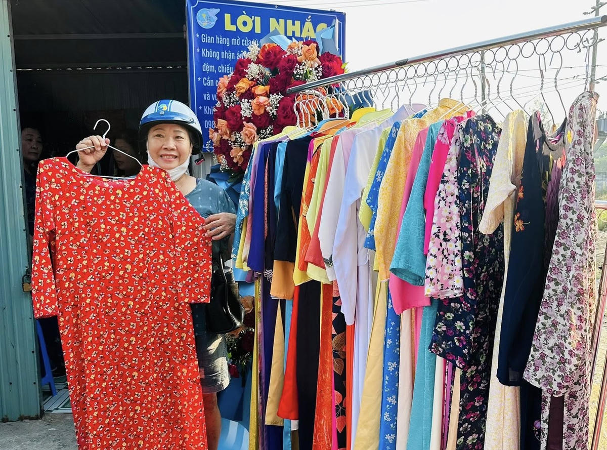 Đà Nẵng: Chị em phụ nữ hào hứng chọn áo dài ở gian hàng 0 đồng
