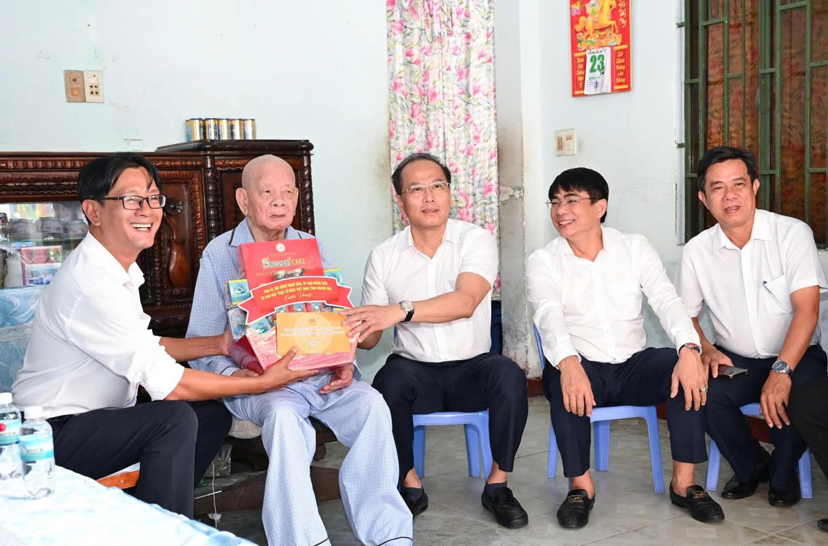 Ông Nguyễn Khắc Hà, Phó Bí thư Tỉnh ủy, Chủ tịch Ủy ban MTTQ Việt Nam tỉnh Khánh Hòa cùng đoàn công tác thăm hỏi, tặng quà ông Trần Đạo Thúy, phường Nha Trang.