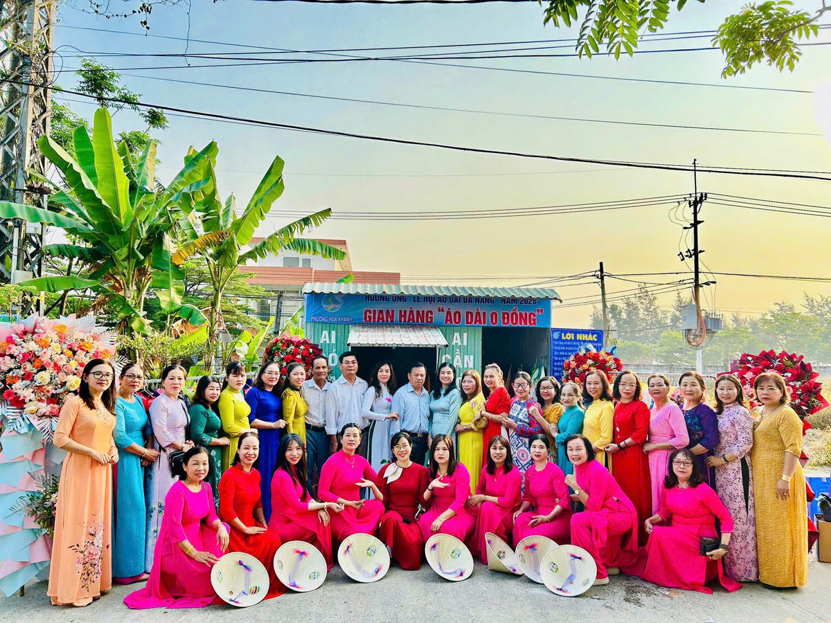 Đà Nẵng: Chị em phụ nữ hào hứng chọn áo dài ở gian hàng 0 đồng