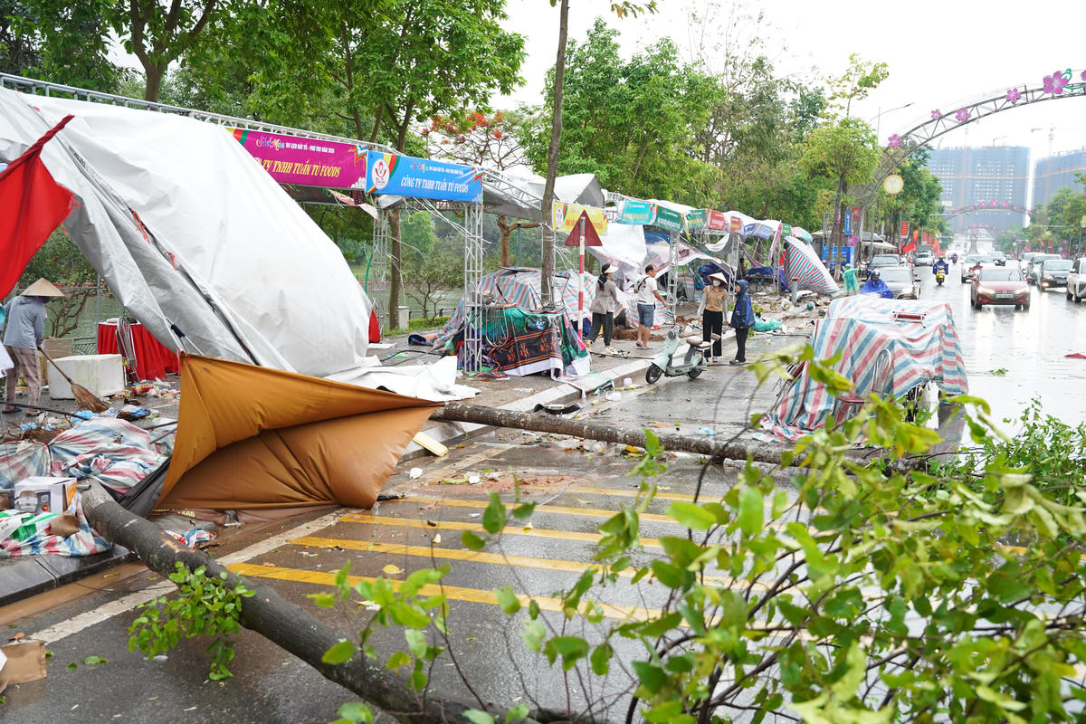 Tiểu thương Hội chợ Hùng Vương bị thiệt hại sau mưa giông