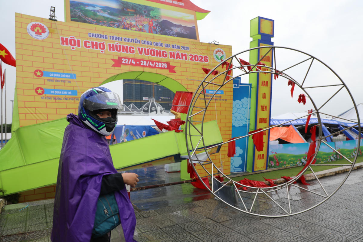 Tiểu thương Hội chợ Hùng Vương bị thiệt hại sau mưa giông