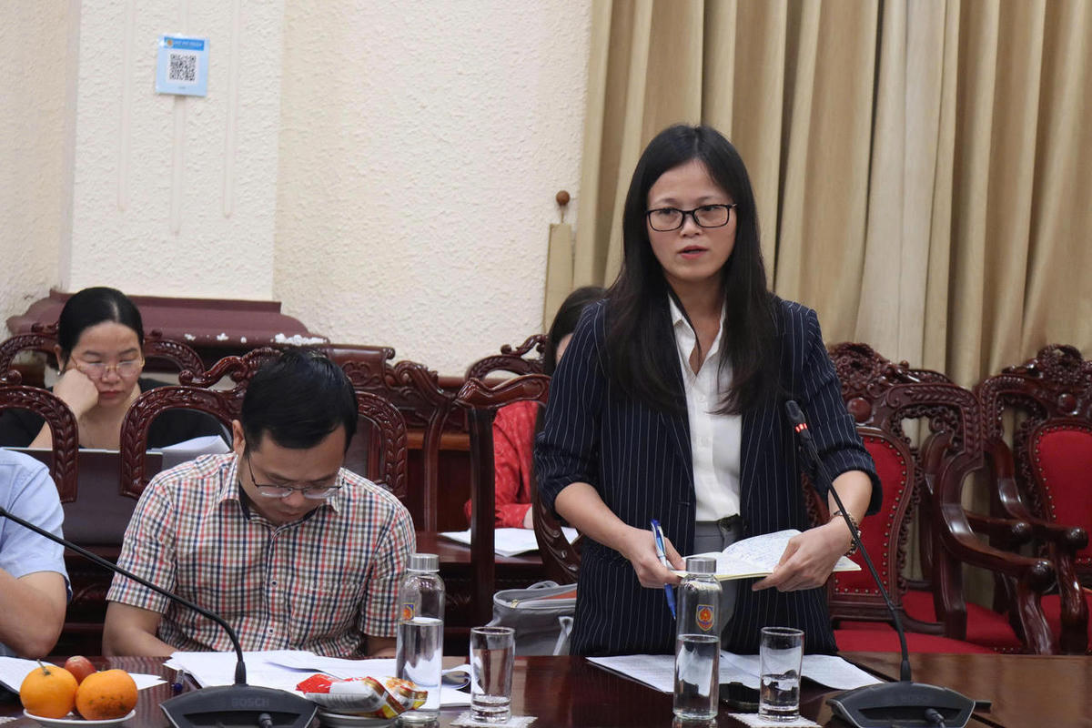 Các thành viên trao đổi tại cuộc họp.